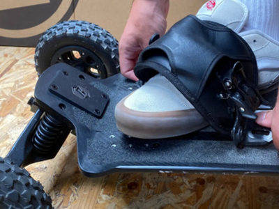 Guide d'Installation des Straps sur un Skateboard Électrique Renegade